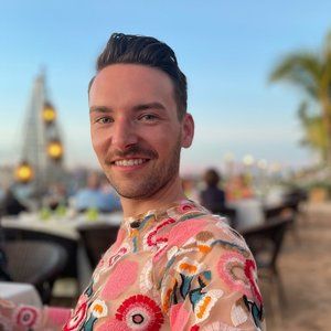 Meet your Posher, Troy